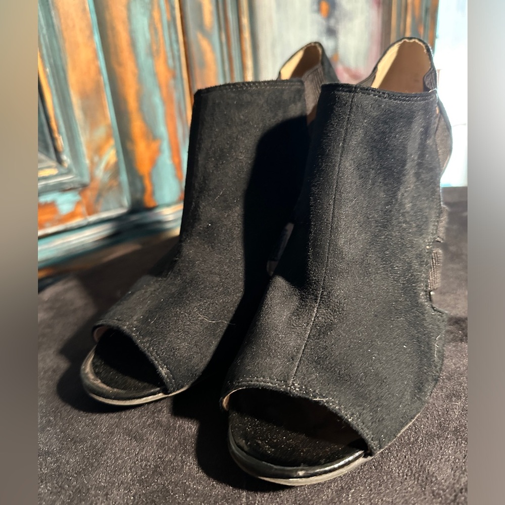 Open toed heeled shoes